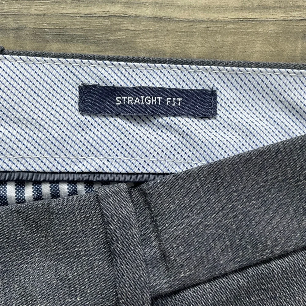 32x32 NWT Gap Tailored Khakis Men’s Charcoal Grey Straight Leg Flat Front 900951